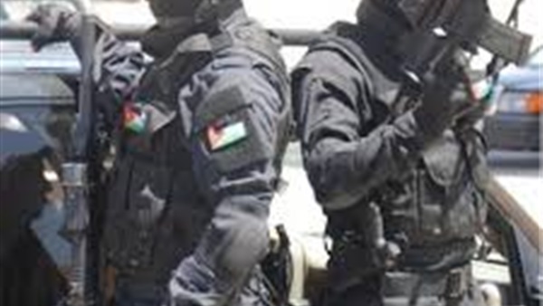 قوة أمنية تلقي القبض على الكاتب الأردني ناهض حتر قوة أمنية تلقي القبض على الكاتب الأردني ناهض حتر