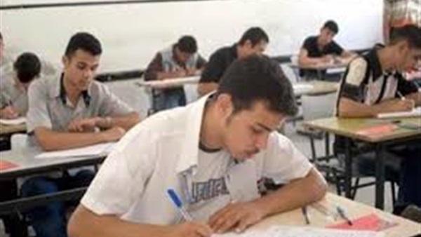 طلاب الثانوية بالشرقية يؤدون امتحان الدور الثاني في اللغة العربية