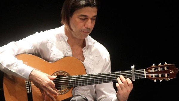 عازف الجيتار العالمي عماد حمدي وفرقته في حديقة متحف محمود مختار غدا