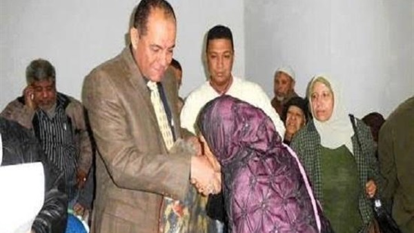 سيدة تقبل يد رئيس حي المقطم للحصول على «بطانية» لأولادها سيدة تقبل يد رئيس حي المقطم للحصول على «بطانية» لأولادها