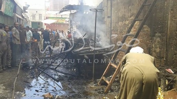 بالصور.. الدفاع المدني يسيطرعلى حريق سوق الخضار بنجع حمادي