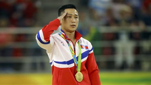 ري سي بطل كوريا الشمالية يفوز بذهبية حصان الوثب للجمباز في ريو ري سي بطل كوريا الشمالية يفوز بذهبية حصان الوثب للجمباز في ريو