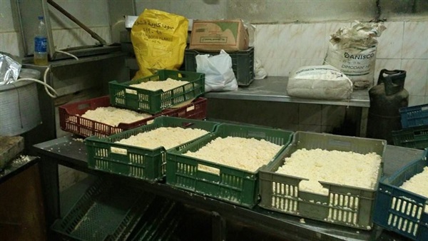 ضبط مصنع لتعبئة المواد الغذائية بدون ترخيص بطوخ