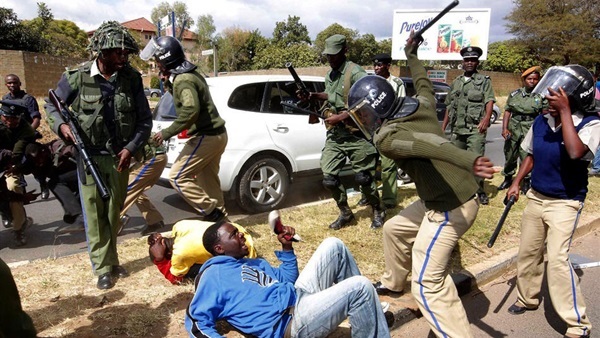 القبض على 133 متظاهرا ضد فوز إدجار لونجو بالرئاسة في زامبيا القبض على 133 متظاهرا ضد فوز إدجار لونجو بالرئاسة في زامبيا