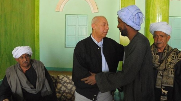 محافظ أسوان يشهد مراسم صلح شعبى بين عائلتين محافظ أسوان يشهد مراسم صلح شعبى بين عائلتين