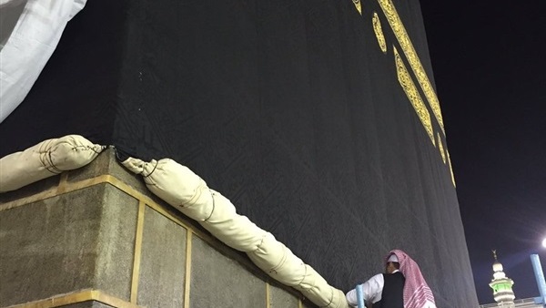 بالصور..السعودية ترفع ثوب الكعبة المشرفة 3 أمتار قبل موسم الحج بالصور..السعودية ترفع ثوب الكعبة المشرفة 3 أمتار قبل موسم الحج