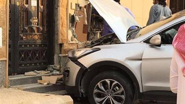 بالصور..سعودية تنتقم من زوجها بعد زوجه وتحطم منزله..ومغردين "تصرف أحمق" 