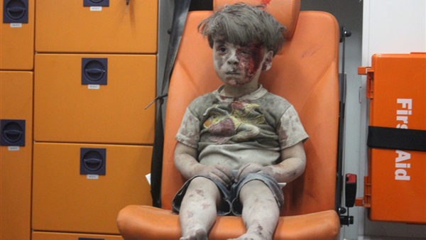 الطفل عمران رمز جديد لمعاناة المدنيين في دوامة الحرب السورية