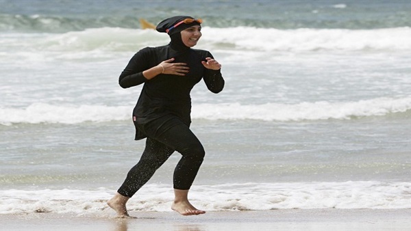 سياسي جزائري يتحدى حظر "البوركيني" في شواطئ فرنسا