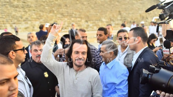 الموسيقار العالمي "ياني" يغادر القاهرة