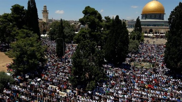250 مصليا فلسطينيا يعبرون للقدس لأداء صلاة الجمعة بالأقصى 250 مصليا فلسطينيا يعبرون للقدس لأداء صلاة الجمعة بالأقصى