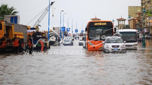 الدفع بمجموعات عمل إلى الطرق المتوقع تعرضها للسيول الدفع بمجموعات عمل إلى الطرق المتوقع تعرضها للسيول