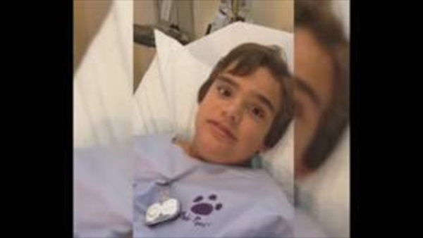 بالفيديو.. رد فعل طريف من طفل ابتلع صافرة دميته 