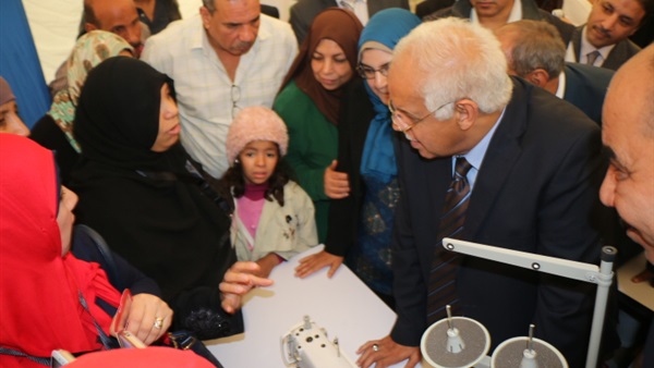 محافظ القاهرة يوزّع 270 ماكنية خياطة على 75 أرملة معيلة 