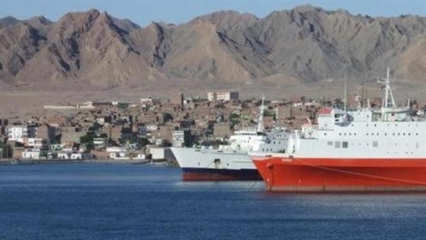 38 سفينة تعبر المجرى الملاحي لقناة السويس 38 سفينة تعبر المجرى الملاحي لقناة السويس