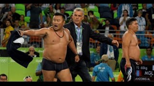 بالفيديو..مدرب يخلع ملابسه فى الالومبياد احتجاجا على الحكم بالفيديو..مدرب يخلع ملابسه فى الالومبياد احتجاجا على الحكم
