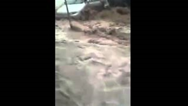 بالفيديو.. مياه الأمطار تجرف مواطناً في عمان