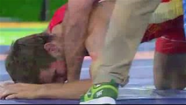 بالفيديو.. أوليمبي يغافل الحكم ويعض منافسه في ذراعه بالفيديو.. أوليمبي يغافل الحكم ويعض منافسه في ذراعه
