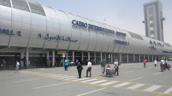 مطار القاهرة يغلق المجال الجوي أمام حركة الطيران