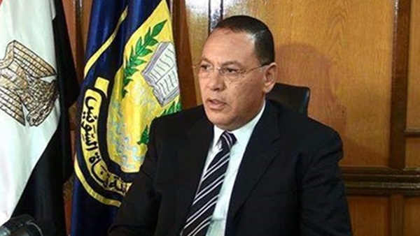 رئيس جامعة القناة يكرم مدير السكرتارية ويؤكد للعاملين: نحن أسرة واحدة رئيس جامعة القناة يكرم مدير السكرتارية ويؤكد للعاملين: نحن أسرة واحدة