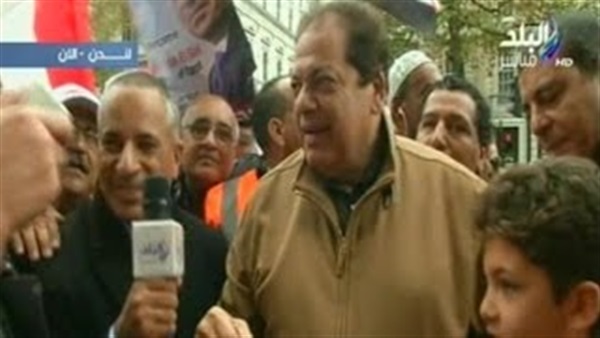 بالفيديو.. أبو العنين يشارك في مظاهرة "حب الرئيس" بلندن 