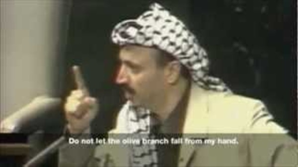 بالفيديو.. في الذكرى الـ87 لميلاد «عرفات».. تعرف على مواقف لا تُنسى للقائد الفلسطيني.. «إعلان دولة فلسطين» في 1988.. «الوقوف ضد اقتحام كنيسة مريم».. وتحدي «عرفات» لـ «بيل كلينتون»