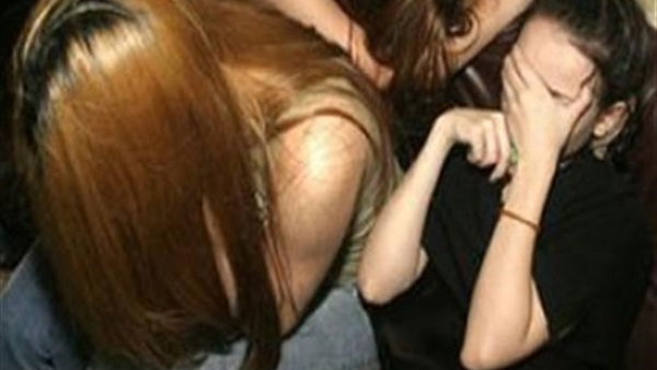 ربة منزل تدير شقتها للدعارة بالقطامية.. والساعة بألف جنيه ربة منزل تدير شقتها للدعارة بالقطامية.. والساعة بألف جنيه