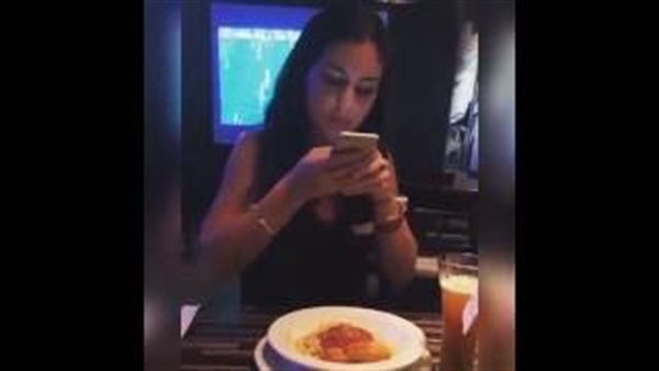 بالفيديو..طريقة للتخلص من عادة تصوير الطعام بالفيديو..طريقة للتخلص من عادة تصوير الطعام
