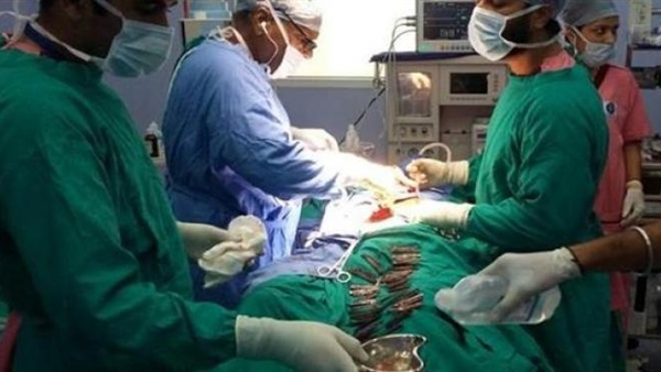 رجل يبتلع 40 سكين لانه يحب مذاق المعدن 