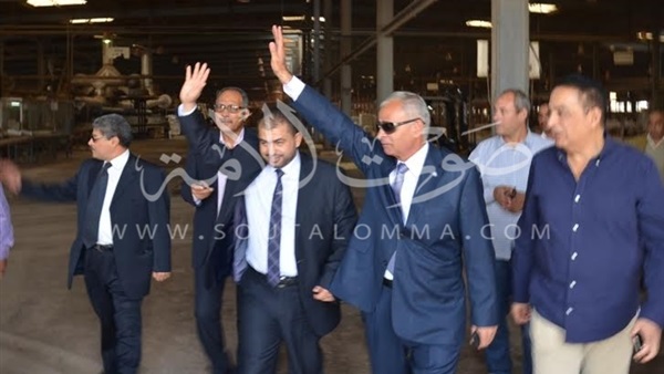 بالصور.. محافظ السويس يتفقد مصنع العالمية للسيراميك بعد عودته للعمل بالصور.. محافظ السويس يتفقد مصنع العالمية للسيراميك بعد عودته للعمل