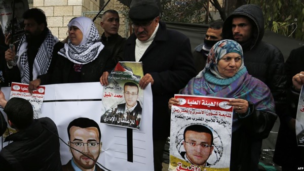 محتجون فلسطينيون يغلقون مقر الصليب الأحمر في رام الله محتجون فلسطينيون يغلقون مقر الصليب الأحمر في رام الله