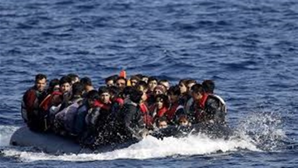بالفيديو..رجلان يطيران بجناحين بجوار طائرة إماراتية بالفيديو..رجلان يطيران بجناحين بجوار طائرة إماراتية