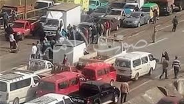 أهالى كفرالدوار يقطعون الطريق الزراعى بعد غرق منازلهم بمياه الأمطار 