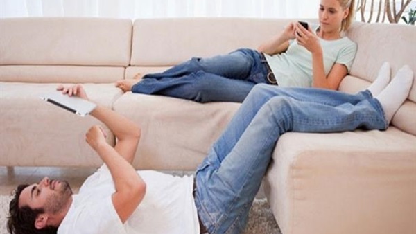 المحمول سيقضى على العلاقات الزوجية بحلول 2030