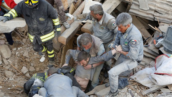 ارتفاع عدد ضحايا زلزال إيطاليا لـ267 قتيلا ونحو 400 جريح