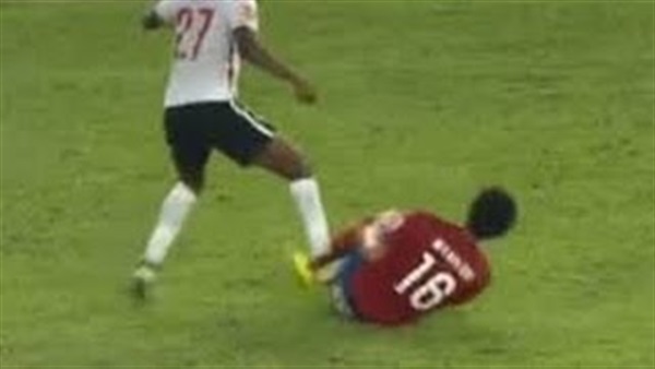 بالفيديو.. عمل غير أخلاقي من زميل محمد صلاح 