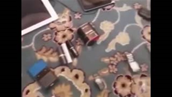 بالفيديو..لحظة ضبط خادمة بمقتنيات المنزل بالفيديو..لحظة ضبط خادمة بمقتنيات المنزل