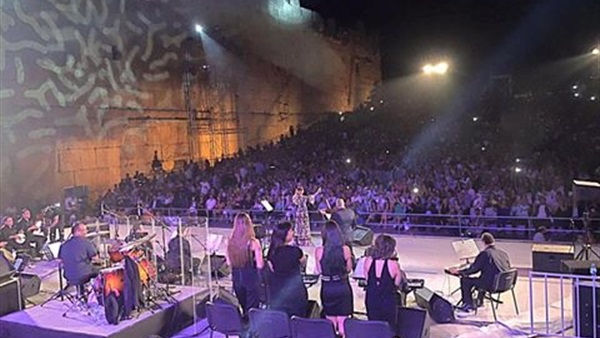 بالصور.. لحظة صعود شيرين خشبة مسرح«بلعبك» بالصور.. لحظة صعود شيرين خشبة مسرح«بلعبك»