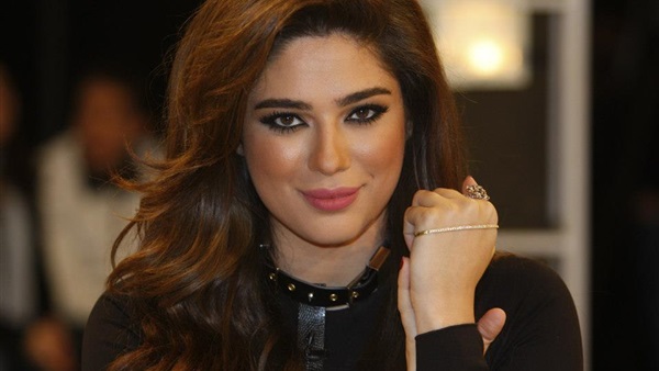 بالصور.. ملكة جمال لبنان تشعل «انستجرام» بقبلة مع زوجها