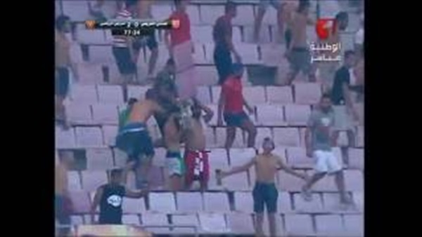بالفيديو.. جماهير الافريقى تثير الشغب فى نهائى الكأس التونسى بالفيديو.. جماهير الافريقى تثير الشغب فى نهائى الكأس التونسى