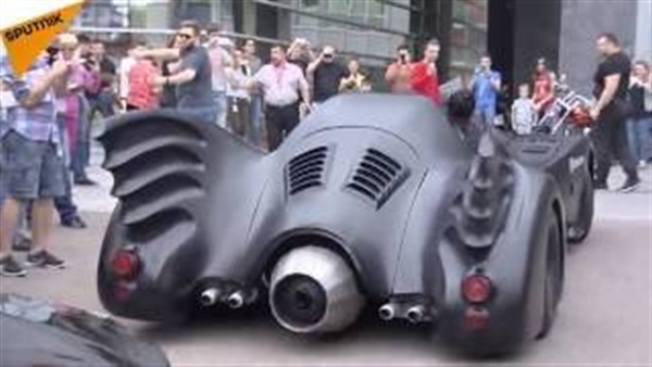 بالفيديو..لحظة ظهور سيارة «باتمان»  في شوارع موسكو