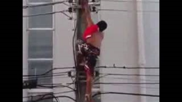 بالفيديو..لحظة صعق الكهرباء لشخص حاول الانتحار 