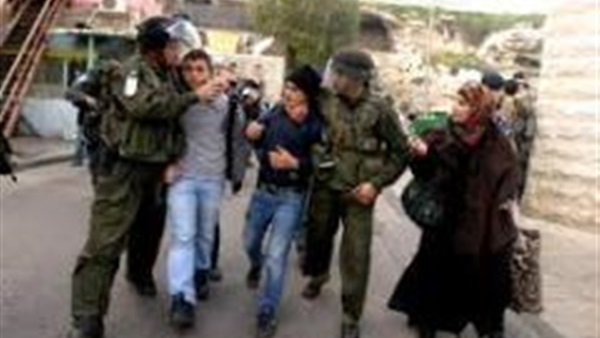 الاحتلال يعتقل فتى فلسطينيا بحجة حيازة سكين