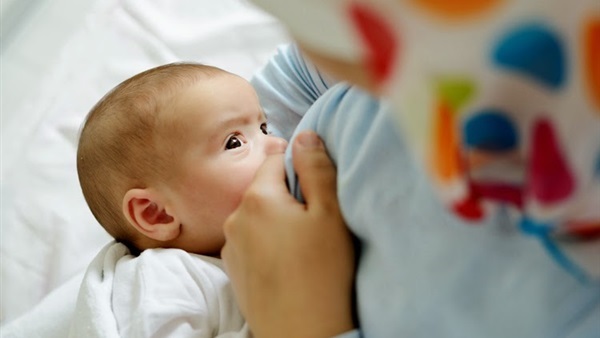 السكريات المتواجدة في حليب الأم تحمي طفلها من العدوى 