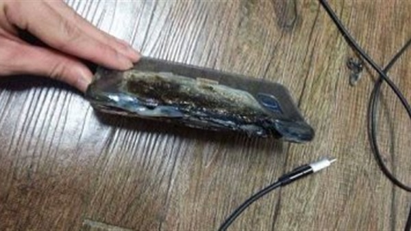 انفجار سامسونج جالاكسى نوت 7 اثناء شحنه انفجار سامسونج جالاكسى نوت 7 اثناء شحنه