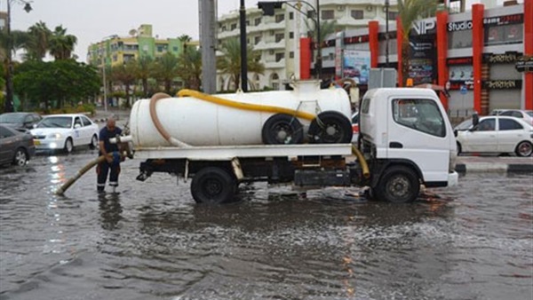 الجيش يدفع بـ 12 سيارة شفط مياه للمحافظات المنكوبة الجيش يدفع بـ 12 سيارة شفط مياه للمحافظات المنكوبة