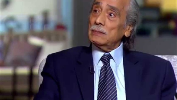 مصفف شعر الرؤساء: «كله بيتساوى على الكرسى..وبحلق لله كتير» مصفف شعر الرؤساء: «كله بيتساوى على الكرسى..وبحلق لله كتير»