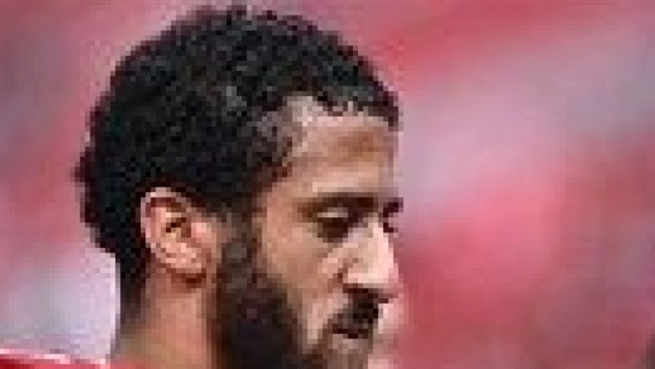 رفض وقوف لاعب كرة قدم أمريكي لتحية العلم يثير جدلا بالولايات المتحدة رفض وقوف لاعب كرة قدم أمريكي لتحية العلم يثير جدلا بالولايات المتحدة