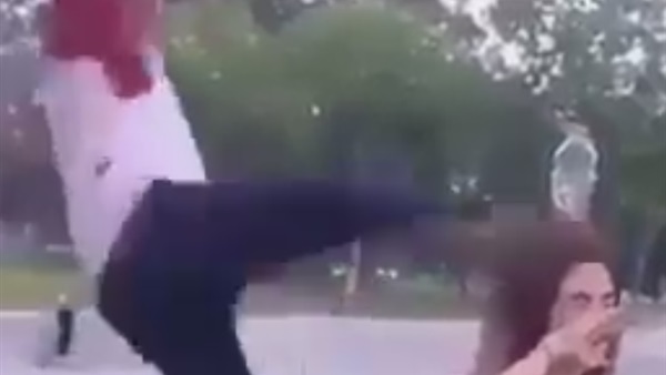 بالفيديو.. شاب يضرب فتاه بقدمه فى رأسها ليستعرض مهاراته فى التصويب