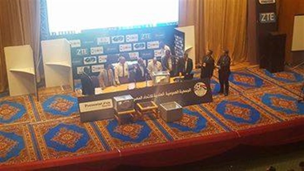 اشتباكات عنيفة بين نجم الزمالك وعضو جمعية عمومية في الانتخابات اشتباكات عنيفة بين نجم الزمالك وعضو جمعية عمومية في الانتخابات